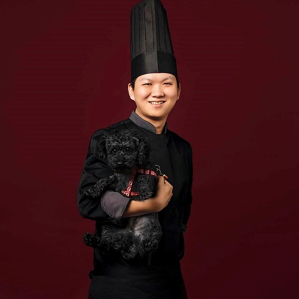 YouTuber明聰今年滿30歲,再添購「第二間房」坪數將近百坪,要與家人同住總共「六大一小」。圖/取自《明聰Leo》臉書