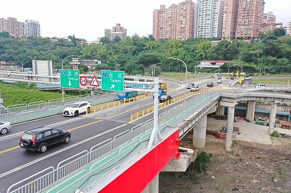 公路總局表示，會取消機車專用道、增設30米長變換車道白線，提醒用路人提前變換車道。圖／公路總局提供