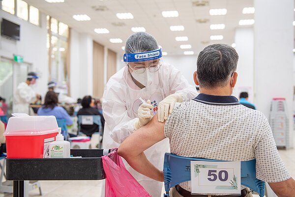 桃園第一劑疫苗涵蓋率達7成,今日完成65歲以上長者疫苗接種計畫。圖/桃園市政府提供