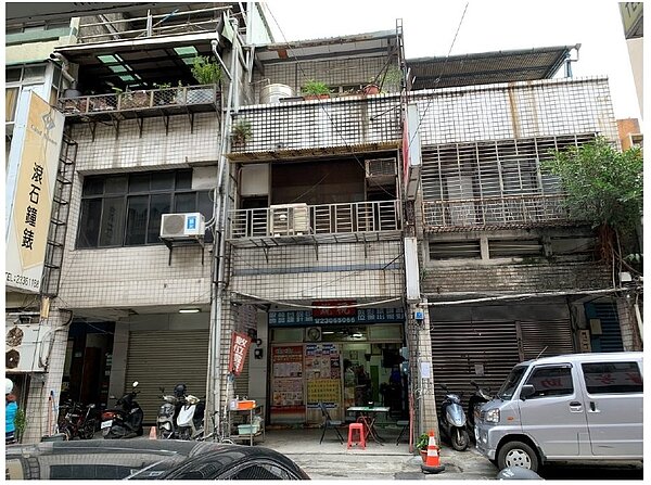 萬華區大理街3棟屋齡超過50年的無使用執照透天厝,將透過危老重建變身新大樓。圖/台北市建管處提供