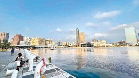 高雄房市近期熱絡,引發炒房疑慮。高市議員力促制定「囤房稅」。圖為高雄亞洲新灣區一帶。(柯宗緯攝)