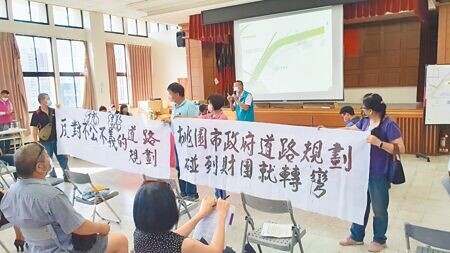 桃園市府新闢道路改道後拆遷戶從1戶變8戶，在地議員蔡永芳幫住戶伸冤。（蔡依珍攝）