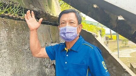 台東縣池上鄉大坡國小位於歐亞板塊和菲律賓海板塊斷層帶上,池上鄉文化解說員范振原說,校園內1座滑梯後方間隙每年都會抬升。(蔡旻妤攝)