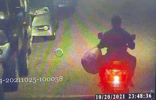 桃園八德區、龜山區共有4里試辦專用垃圾袋,日前有監視攝影機拍下,1名新北男子騎車隨意將丟棄垃圾丟棄在桃園境內。圖/桃園市政府環保局提供;中時記者陳夢茹桃園傳真