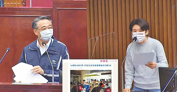 北市議員許家蓓(右)26日質詢,竟有19萬2000張悠遊卡超過1年未領回饋金,總金額高達1299萬元。圖/摘自北市議會直播;中時記者張穎齊台北傳真