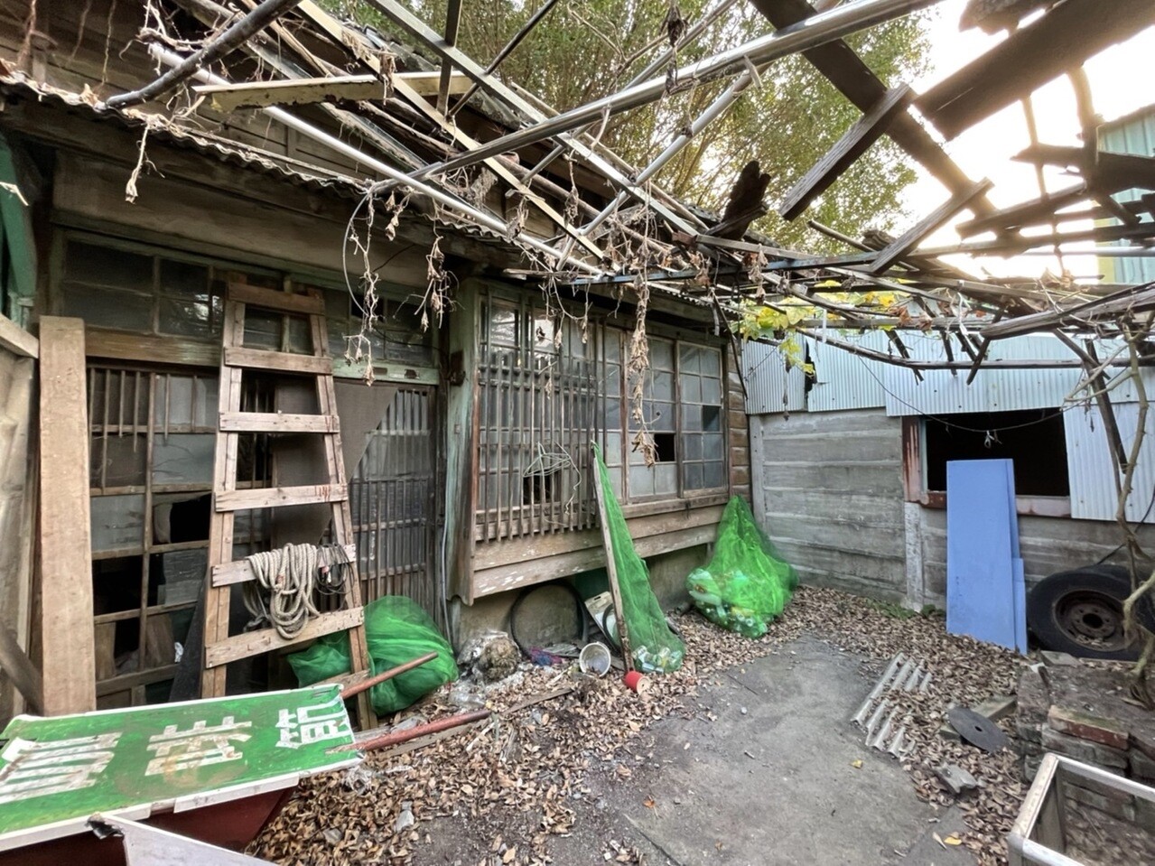 台鐵原訂8月拆除嘉義縣水上鄉舊南靖車站宿舍群，遭地方文史團體反對，縣府文化觀光局將與台鐵協調，提出活化再利用計畫。記者莊祖銘／攝影 