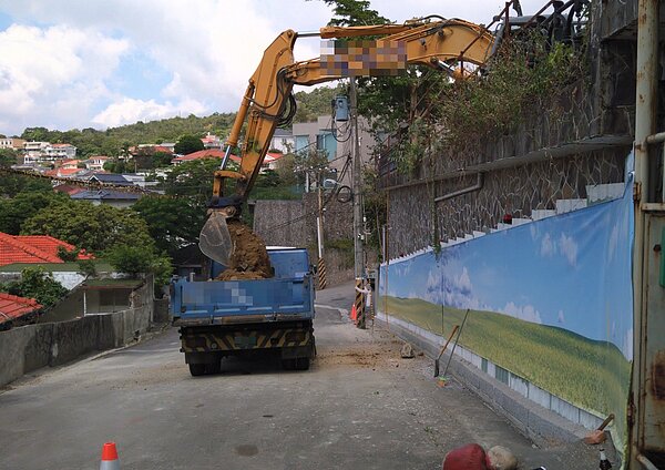 工務局查獲違規傾倒土方現場。圖／北市政府工務局大地工程處提供