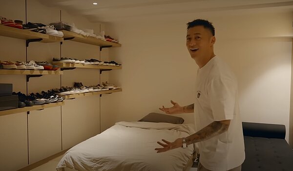 工作室除了日常辦公外,還設有私人休息室,裡頭擺放余文樂收藏的潮鞋及服飾。圖/截自《Inside Out》