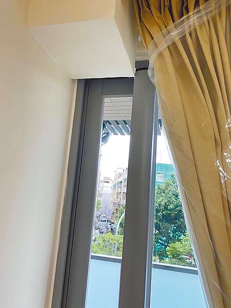 台北市新奇岩社宅11月1日將開放入住,有住戶在點交時發現陽台拉門卡到梁柱無法全開。圖/台北市議員黃郁芬研究室提供