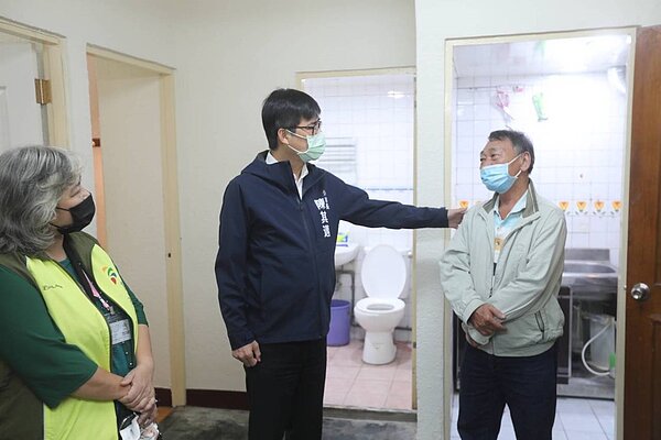 高雄市長陳其邁(中)前天陪同城中城受災戶看屋,並將租屋依親補助期從半年延長為2年。圖/高雄市政府提供