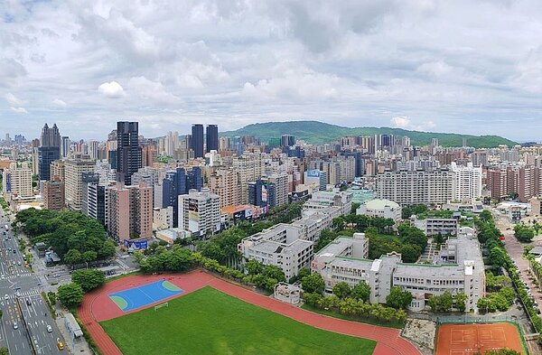 左營區具備非常完整的軌道建設,是全台少數擁有三鐵共構的地區;生活機能上,則以漢神巨蛋生活圈以及高鐵站前生活圈為主。圖/永慶提供