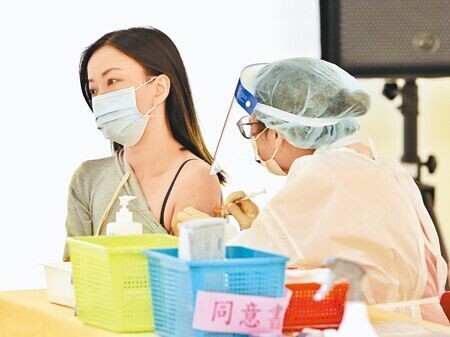 美國FDA專家小組全票通過 ,將為5至11歲兒童接種輝瑞∕BNT新冠疫苗。圖為民眾在中正紀念堂接種BNT。(杜宜諳攝)