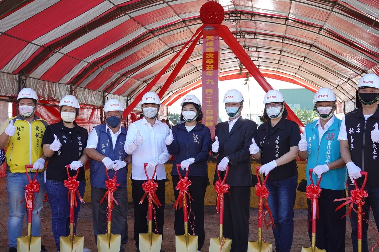 營建署副主任於望聖（右四）、雲林縣長張麗善（中）、虎尾鎮長丁學忠（左四）等人，昨出席虎尾水資源回收中心第1標動土典禮。記者陳苡葳／攝影 