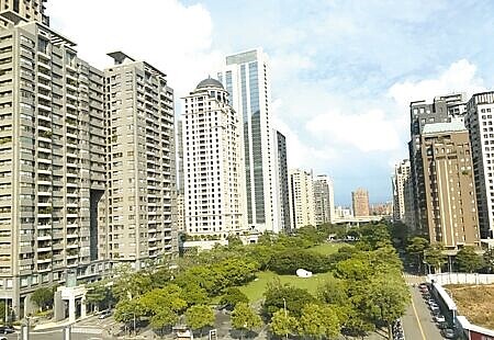 
地價稅將開徵，兆豐銀、一銀等紛紛祭出刷卡優惠搶市。圖∕本報資料照片
