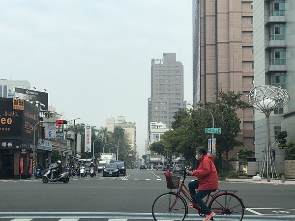進入秋冬空汙季,根據高雄市環保局今天上午公布的「空品早報」,今天擴散條件較差,要注意空品達「橘色提醒」等級。聯合報系資料照