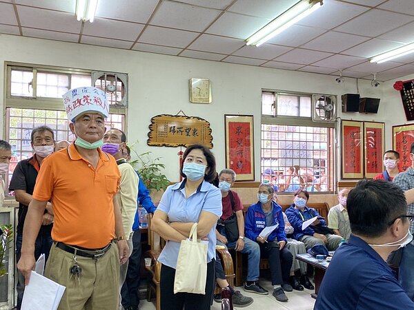 北農逕自修改「台北市果菜批發市場零批場管理規章」,攤商不滿抗議「政策殺人」。圖/攤商提供