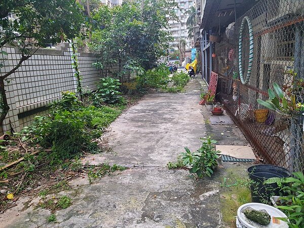 新北市新莊復興路一段149巷及129巷公有地長期閒置遭占用遭占用。 圖/新北市工務局提供