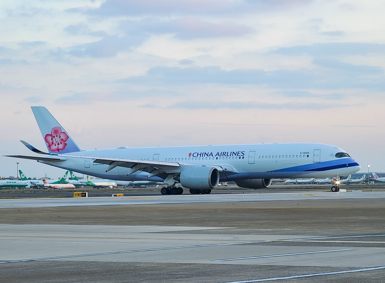 第9批BNT疫苗清晨06:14抵達桃園機場。記者鄭超文／攝影 