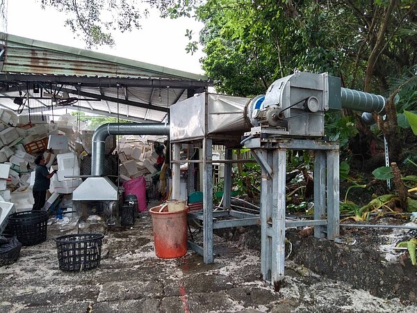 基隆市府委外廠商以熱熔處理保麗龍，製造空汙，附近住戶要求遷搬。記者邱瑞杰／攝影 