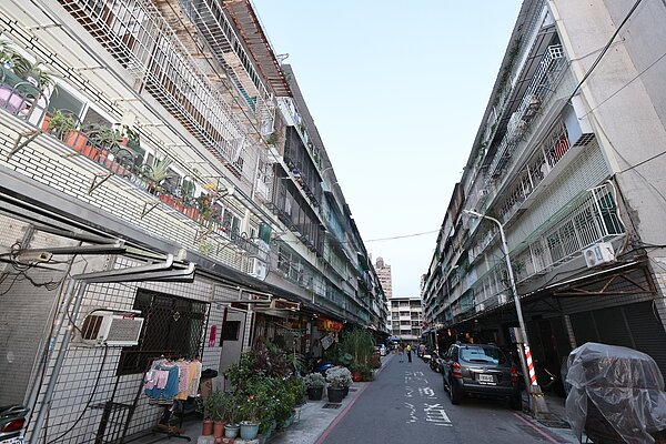 高雄愛河畔「仁愛河濱商城」是高雄最大海砂屋社區,二四九戶居民活在恐懼中。記者劉學聖/攝影