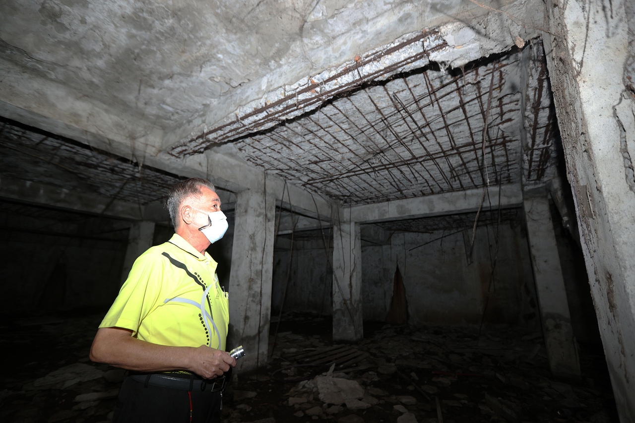 「仁愛河濱商城」地下室梁柱嚴重受損，隨時可能倒塌。記者劉學聖／攝影 