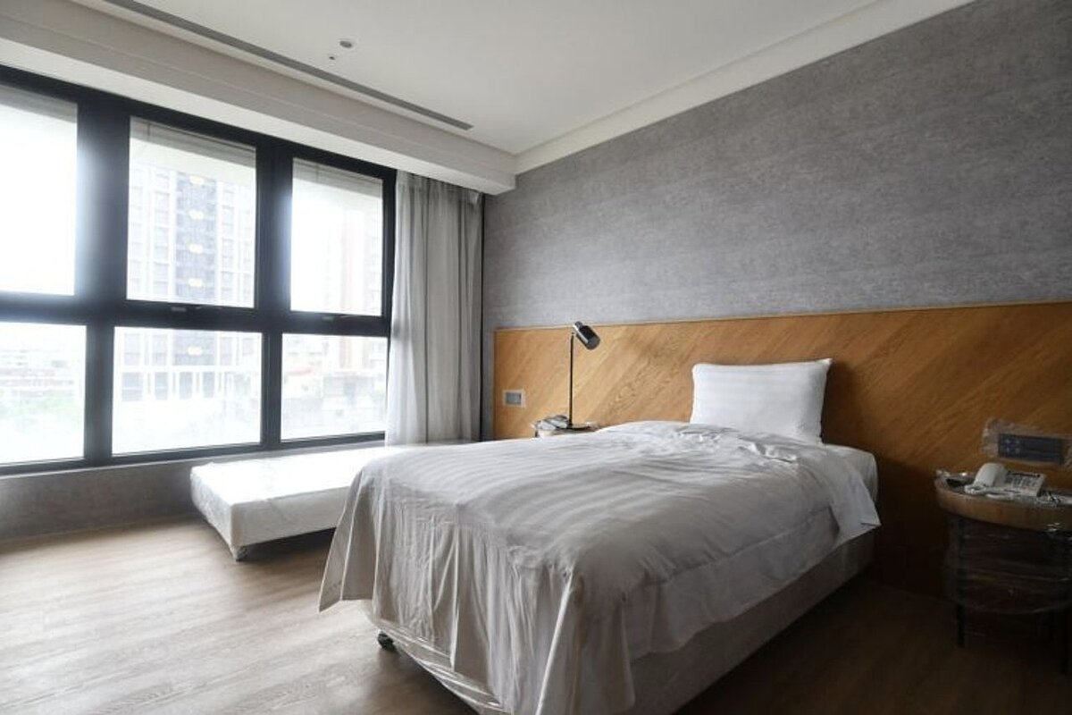 交通部觀光局近日邀集全台地方政府研議是否開放家人同住一房來解決防疫旅館不足的情形。圖／新北市觀旅局提供