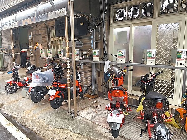 桃園市議員游吾和點出,大園區有許多移工宿舍為透天厝,在1樓私設整排投幣式充電樁,擔心用電過度易發生火警。圖/桃園市議員游吾和提供;陳夢茹桃園傳真