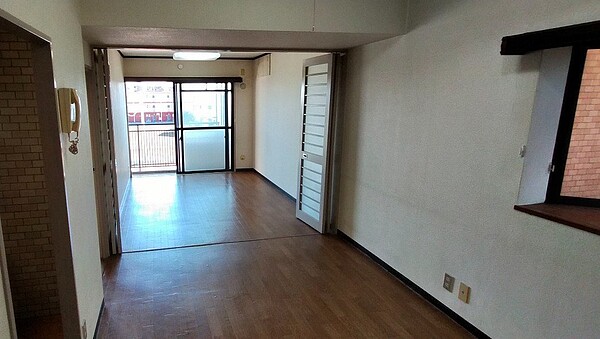 日本一位房客在退租時,把房間打掃得一塵不染有如新居,讓房東盛讚「根本是神」。圖/擷取自推特