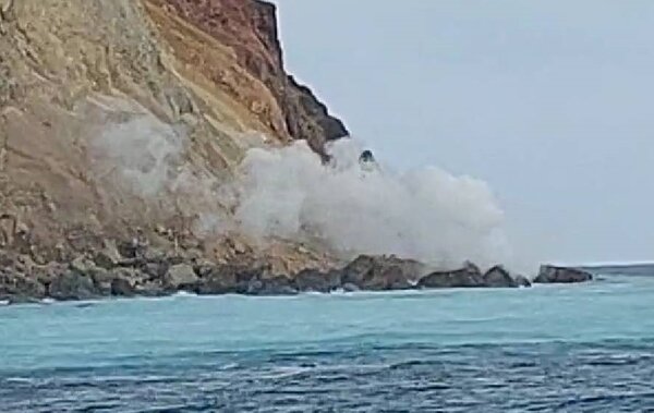 日本南方28日上午發生地震後，宜蘭龜山島的海底火山突然激烈運動，造成「龜島磺煙」大爆發。圖／讀者提供