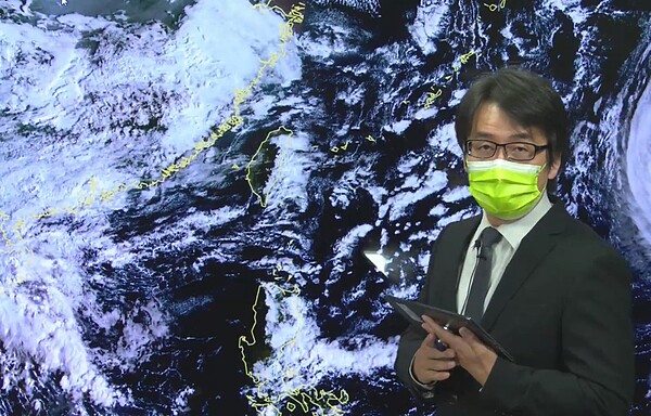 徐仲毅說明雲圖狀況。圖/取自氣象局YouTube直播