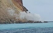 「龜島磺煙」大噴發　遊客驚呼搶拍美景