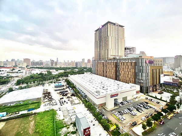 高雄高雄義享天地A館周邊房市,中古大樓CP值高,受到不少年輕族群青睞。圖/台慶不動產