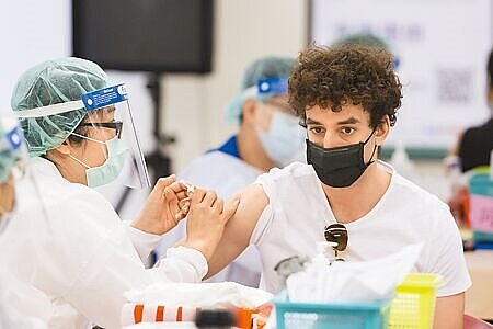 中央流行疫情指揮中心加開5個BNT接種點,台北榮民醫院負責的中正紀念堂接種站28日為第12輪第二階段首日,接種年齡開放至23歲以上,施打現場多了許多年輕面孔,而當日預計接種3996人。(杜宜諳攝)