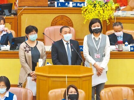 對於民進黨團議員質疑加倍券成效,新北市長侯友宜表示會隨時滾動檢討。(葉德正攝)