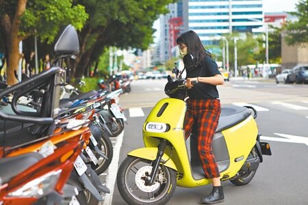 台北市鼓勵綠運輸，電動機車可享停車免費優惠，但有民眾不滿部分市府機關停車場仍收費，淪為一市兩制。（張立勳攝）