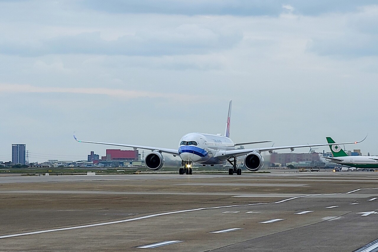 第十批BNT疫苗清晨由華航CI62班機運抵桃園機場。記者鄭超文／攝影 