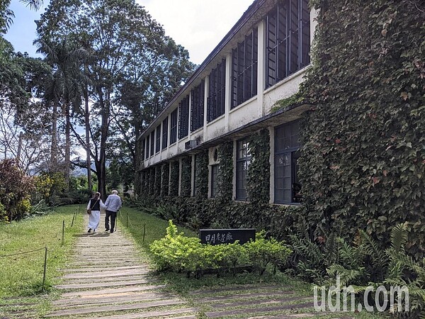 西半部晴朗,東半部及東北部雲量仍較多,迎風面仍偶有短暫陣雨。記者楊德宜/攝影
