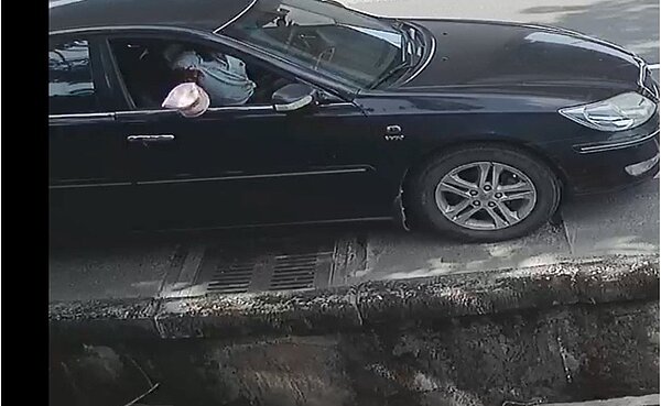 為避免民眾隨地丟棄垃圾,環保局增設20部監視錄影設備全天候稽查,被拍到最高罰6000元。圖為監視器拍到民眾亂丟垃圾。圖/環保局提供