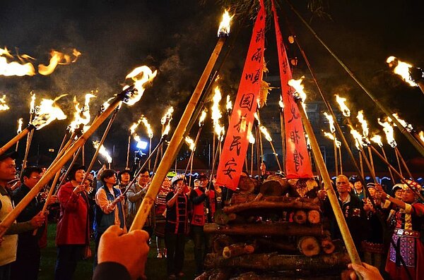 今年是清境農場滇緬來台60年,主辦單位宣布今年受疫情的影響,明晚火把節活動無法擴大辦理。圖/清境火把節提供