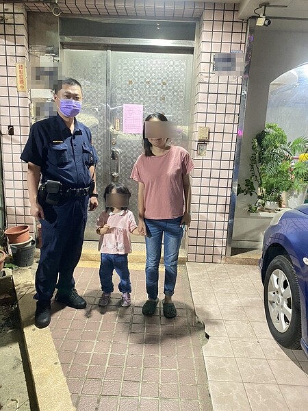 徐姓女童因不滿家人管教睡覺時間,深夜獨自負氣離家出走,被民眾在台中市北區梅亭街發現,報請警方協助處理,讓女童平安與家人團聚。圖/台中市第二警分局提供