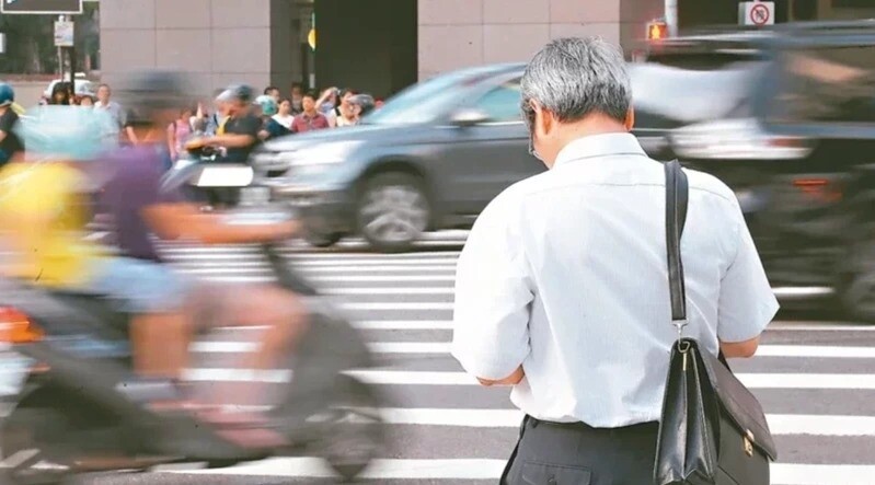 富達投信表示，以香港的退休儲蓄指南為例，保守估計，如果想在65歲退休，需要年薪的12倍儲蓄，因此建議民眾從25歲開始，每年要儲蓄至少20%的稅前所得。 本報資料照片