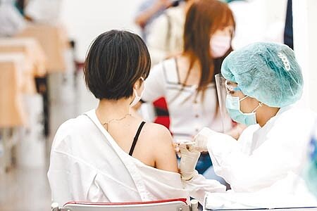 境外移入本周新增5例Delta變異株個案,其中驚見首例Delta+個案。圖為民眾接種疫苗。(郭吉銓攝)