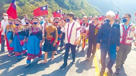 高雄市長陳其邁29日出席「台29線雙連堀路段瀰富羅橋-板布努瀾橋通車典禮」,表示這不只是一座有形的橋,也是連結情感的橋。(林雅惠攝)