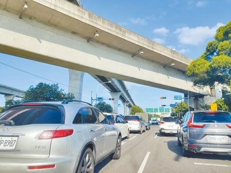 國道1號林口交流道動輒壅塞,改善工程預計2025年通車,目前還在設計中,民眾擔憂施工會讓交通「亂上加亂」。(賴佑維攝)