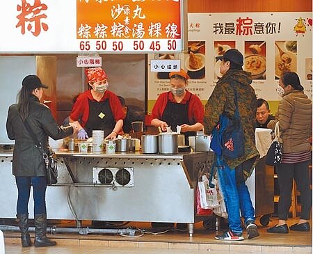 經濟部昨晚邀集受疫情打擊的內需產業開會,正式提出基本工資配套補貼措施。圖為西門町商圈消費情形。(本報資料照片)