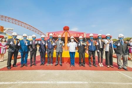 台中漢神洲際購物中心29日動土,包括台中市長盧秀燕(右六)、午資開發董事長羅閎逸(左六)、國揚集團創辦人侯西峰(右五)等人出席見證歷史一刻。圖∕曾麗芳