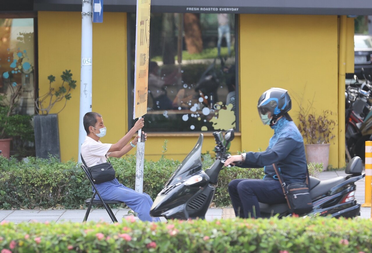 明年基本工資調漲,經濟部今(29)日晚間與工商團體商開會,官員會後表示,初步為月薪勞工補貼1000元、時薪勞工每月補貼560元的定額補貼案。記者潘俊宏/攝影
