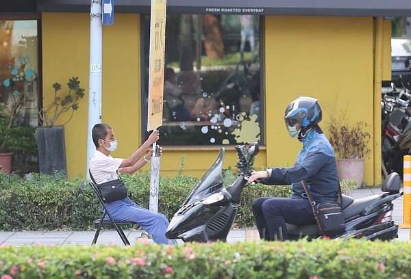 明年基本工資調漲,經濟部今(29)日晚間與工商團體商開會,官員會後表示,初步為月薪勞工補貼1000元、時薪勞工每月補貼560元的定額補貼案。記者潘俊宏/攝影