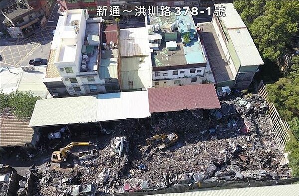 市議員舒翠玲指出,新通企業雖是合法廢車場,但多年屢次違規已被告發10次,空拍圖顯示農地上都是黑水,質疑該廠區未做好汙水處理。圖/桃園市議員舒翠玲提供