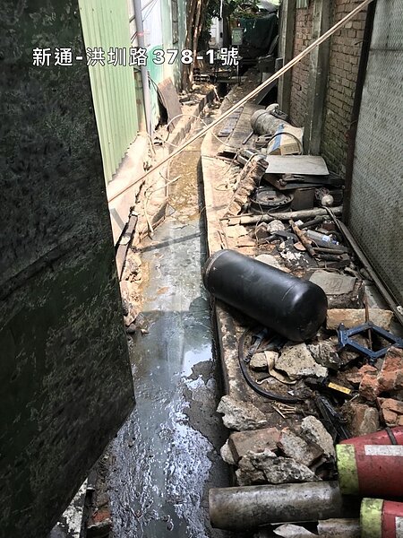 桃園平鎮1處廢車場9月發生大火，燒出農地非法使用及業者未經核准就偷跑等情行，市議員舒翠玲揪出多達8間業者有違法情事，連機械重油未經處理就排進溝渠，環境恐被嚴重汙染。圖／舒翠玲提供